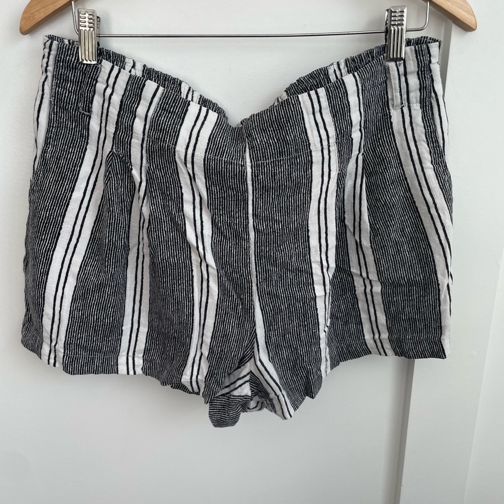Black and white stripe linen blend shorts sx XL
